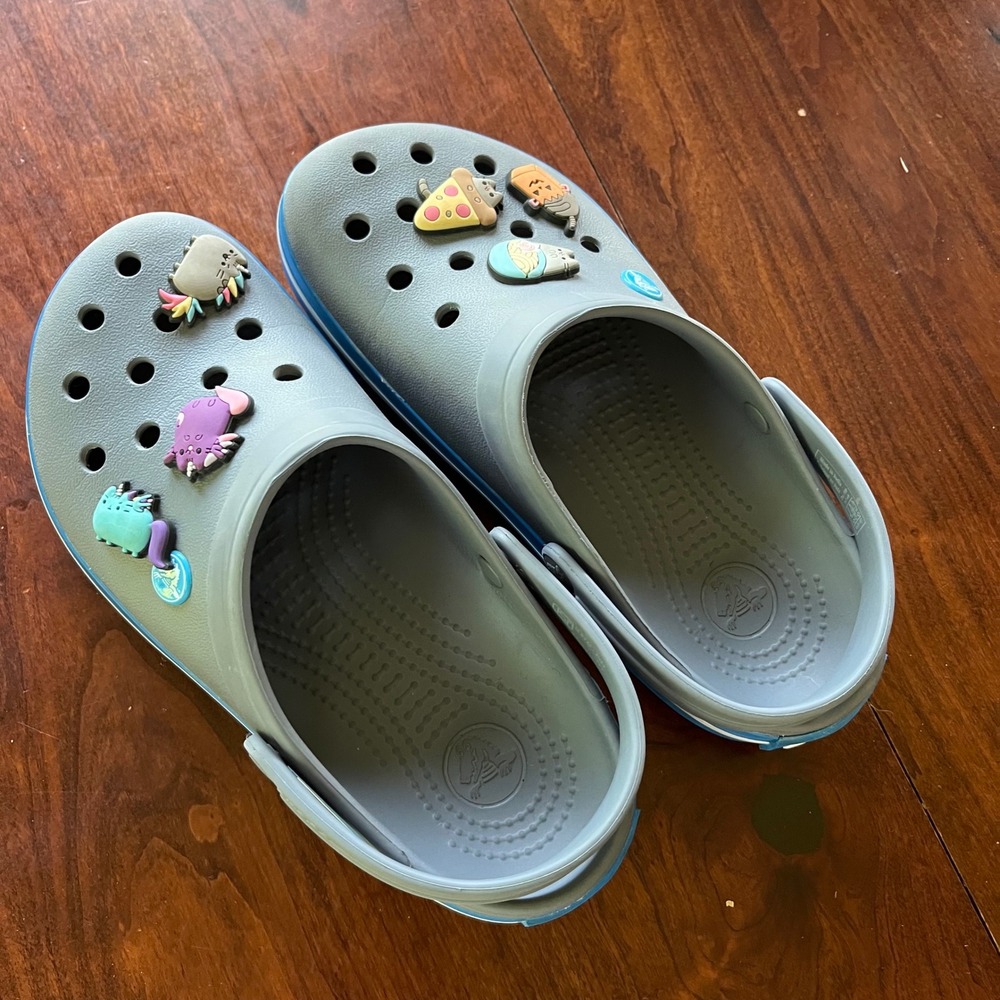 Crocs Crocband Clogs Grey Blue Mens 7 Womens 9 Pusheen Cat Jibbitz Charms 11016